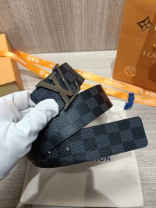 配全套包装礼盒 Virgil Abloh 以先锋美学理念解读 Lv Tag 腰带，以经典Lv 搭扣俘获视觉焦点。 Monogram 帆布和光滑小牛皮分饰两面。