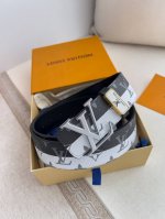 品名： Lv..路易..威登腰带皮带原单P200 型号：挂扣，经典纯钢材质挂扣，头层牛皮，图片实物拍摄 材料：头层牛皮，挂扣系列，纯钢材质扣头，钯镀电镀工艺永不
