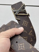 特 Lv Dimension 双面腰带将创意传承与华美街头风范共冶一炉，彰显创意总监 Pharrell Williams 的时尚远见。Monogram 帆布铺陈