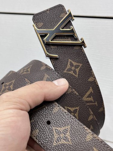 特 Lv Dimension 双面腰带将创意传承与华美街头风范共冶一炉，彰显创意总监 Pharrell Williams 的时尚远见。Monogram 帆布铺陈