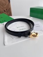 Bv 2025最新款女士平面腰带 双面意大利小牛皮搭配绳结设计微复古金色搭扣 配双皮环 皮带宽度2Cm 颜色: 黑色