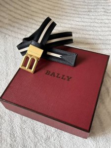 特 P220 Bally 巴利 专柜新款 这款男士双面皮带将黑色粒面牛皮的优雅与红色和黑色面料的时尚相结合，在一个配件中提供多功能性和瑞士风格。