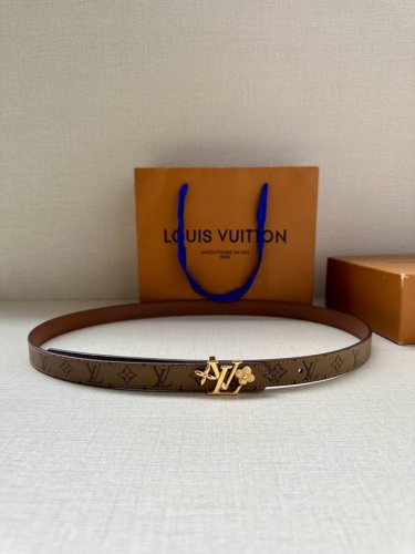 女款 2.0宽 本款 Lv Iconic 双面腰带以纤细剪裁迎接新季，搭配标志性 Iconic 搭扣，无论展现 Monogram Reverse 帆布或素雅牛皮