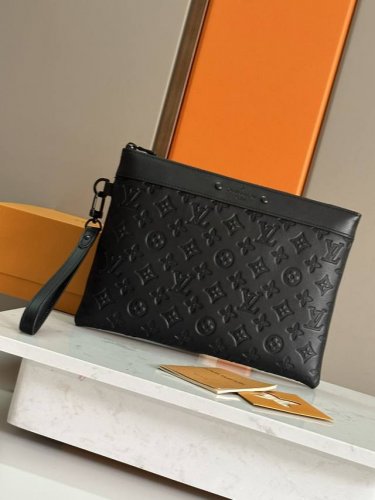 顶级原单 M81570黑色全新Pochette To-Go手拿包材Monogram Shadow压纹皮革，以铆钉标签含蓄展露品牌格调。充裕空间可容纳文件、小型电