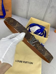 特 3.0宽 Initiales 双面腰带拼接丝滑小牛皮和经典 Monogram 帆布，以两式风尚分别烘托抛光 字母搭扣，与皮具系列单品搭配相宜。
