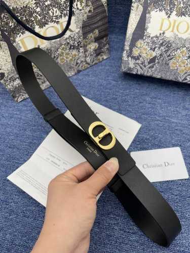 迪奥550 3.0Cm 特 这款 30 Montaigne Avenue 腰带从同名手袋汲取灵感，采用黑色光滑 牛皮革精心制作，质感柔软，设计优雅，饰以富有光泽