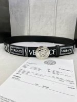 宽度4.0Cm Versace 范思哲 此款palazzo腰带采用牛皮革面料制作，并饰有le Pop Classique图案印花和标志性的美杜莎五金配件