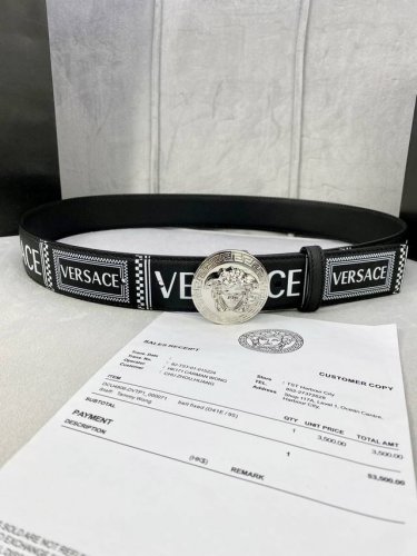 宽度4.0Cm Versace 范思哲 此款palazzo腰带采用牛皮革面料制作，并饰有le Pop Classique图案印花和标志性的美杜莎五金配件