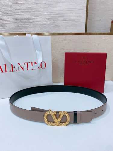 Vlogo Signature搭扣，饰以施华洛世奇仿珍珠 -施华洛钻 花纹搭扣 -进口小牛皮材质 进平纹带身 -宽度：3厘米