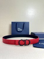 Dior 这款双面腰带结合典雅气质与摩登风范。双面均采用粒面牛皮革精心制作，一面为黑色，另一面为中国红、可搭配各式 35 毫米腰带扣，更添精致，打造富有个性特色
