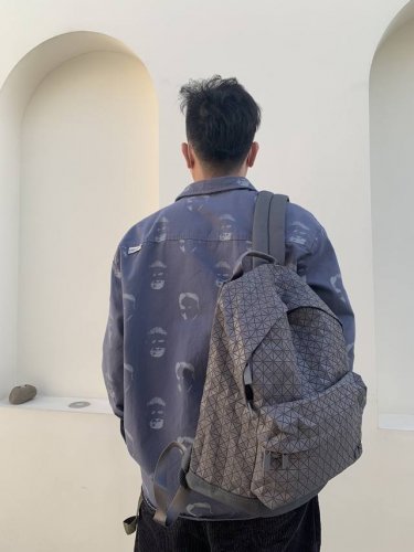 最In单品#大货原单跑量 Issey Miyake Baobao 三宅一生背囊 正品开模，香港6千多购回，一对一五金，面料，细节全对版开模，此款书包的重量非常轻