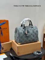 礼盒包装 升级版 浮雕工艺 丹宁牛仔 Lvspeedy 铁脚手提枕头包 25Ss村上隆联名款 真漂亮啊 梦回千禧年 结合金属配件，俏皮中带点小华丽 每一只都值得