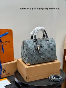 礼盒包装 升级版 浮雕工艺 丹宁牛仔 Lvspeedy 铁脚手提枕头包 25Ss村上隆联名款 真漂亮啊 梦回千禧年 结合金属配件，俏皮中带点小华丽 每一只都值得