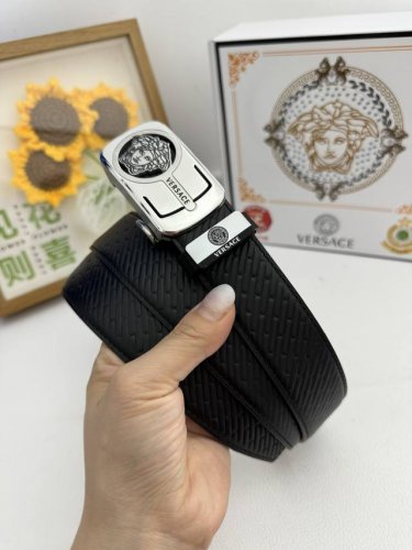 品名：Versace.范思哲 自动带 材质：原单牛皮腰带 百分百头层牛皮腰带保证真皮，24K纯钢扣，专柜原单品质、做工精细，时尚大牌，送人自用首选 包装： 请认