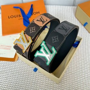 特 寬：40Mm 驢家當季新品 寬度40Mm 訂制帆布面料融入粉筆塗鴉風格效果 襯托柔軟原廠小皮 搭配當季最新款三色五金扣 雙面可用