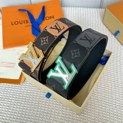 特 寬：40Mm 驢家當季新品 寬度40Mm 訂制帆布面料融入粉筆塗鴉風格效果 襯托柔軟原廠小皮 搭配當季最新款三色五金扣 雙面可用