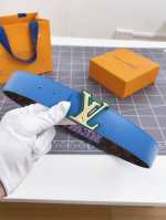 特 寬度：40Mm Louis Vuitton 該腰帶一面採用定制帆布 一面採用原廠柔軟小牛皮 並飾有logo標識 全新靈感字母搭扣色調與腰帶相呼應 。特別限定