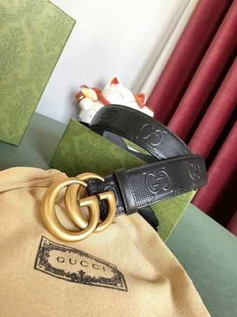Gucci 古琦 4.0寬Marmont系列印花压纹皮革腰带 Guccio Gucci字母交织图案巧妙融入纹理和材质变化，以印花压纹形式点缀在这款腰带的黑色皮革 - 点击图像关闭