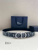 特 P180 宽度3.5Cm 双面设计，一面采用迪奥灰色 Cd Diamond 图案帆布，另一面采用同色调光滑牛皮革。Cd Diamond 图案由马克 博昂 M