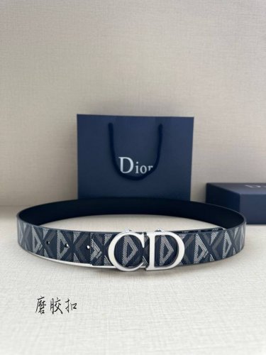 特 P180 宽度3.5Cm 双面设计，一面采用迪奥灰色 Cd Diamond 图案帆布，另一面采用同色调光滑牛皮革。Cd Diamond 图案由马克 博昂 M