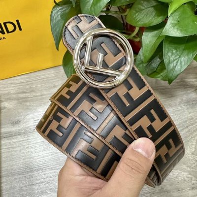 图片包装+10 Fendl 芬迪 专柜同款 宽40Mm 标志造型宽皮带。钉扣式带扣。棕色小牛皮制成。印有浮雕手绘黑色与棕色 Ff 图案。镀金表面金属制品，品质保