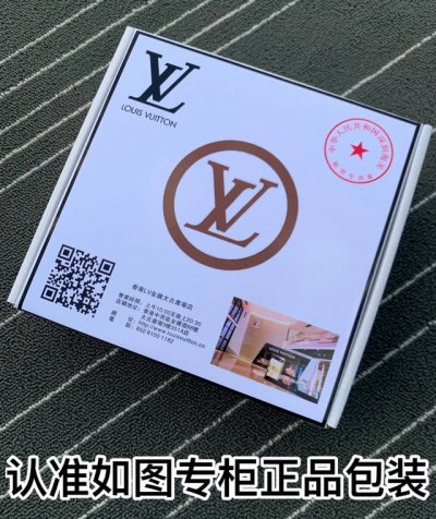 皮带：Lv..路易..威登自动扣 DDD 腰带：百分百头层牛皮，保证真皮。24K纯钢扣自动带身专柜同等质量， 送人自用首选 DDD 包装： 请认准如图专柜包装，