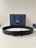 宽度3.5Cm Dior 这款不锈钢金属腰带扣是春季系列新品，展示 Cd Icon 标志和 Oblique Cosmo 图案，致敬 Dior 的经典图案。可与各