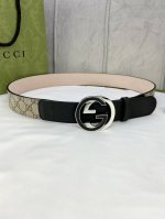 宽度4.0Cm Gucci 这款腰带在季节早秋系列中惊艳亮相，采用以标志性米色 乌木色组合呈现的品牌双g字母交织图案，与黑色皮革材质相得益彰。双g 6.0Mm厚