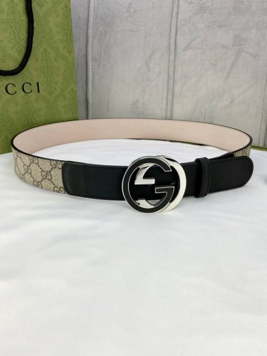 宽度4.0Cm Gucci 这款腰带在季节早秋系列中惊艳亮相，采用以标志性米色 乌木色组合呈现的品牌双g字母交织图案，与黑色皮革材质相得益彰。双g 6.0Mm厚