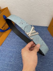 品牌 Lv 4 0Cm 特 描述 这款饰有Lv带扣的腰带配以水牛皮衬里 覆以Monogram 牛皮 展现细腻的品牌特质 是牛仔裤的理想配件 lv字母带扣 mon
