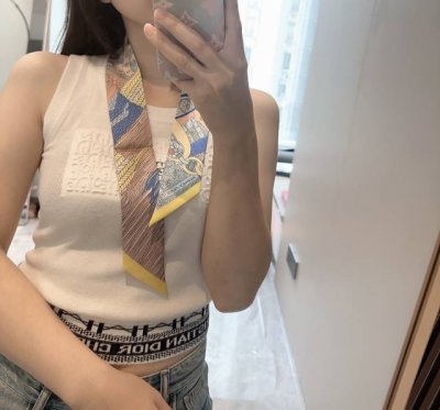 H家新款丝巾，100%重磅真丝斜纹绸，爱马仕束发带 双面双款！顶级斜纹真丝打造 超精细的印花非常清晰 绝对是送礼自用的首选丝带既可绕于颈间，亦可缠于腕部、腰部，