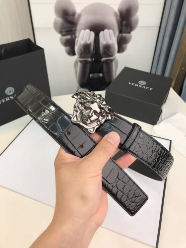 此款皮革腰带饰有标志性的Versace美杜莎头像搭扣，彰显品牌格调。是一款精美的衣橱必备单品。4.0Cm宽，