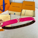 特P160 寬：30Mm 女士經典頂級休閒腰帶 寬度30毫米這款永恆優雅飾有帆布的造型設計 原版小荔枝紋牛皮底 搭配全新搭扣以金色金屬打造 飾以與皮帶同色的琺瑯