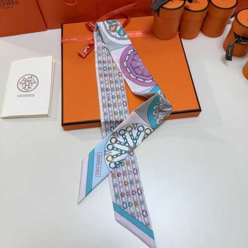 爱马仕Hermes“万花筒效应”Twilly小丝巾。 Twilly真丝缎带 100%桑蚕丝 。 这款小巧的真丝配饰佩戴方式千变万化，可为您的日常造型增添灵动妙趣