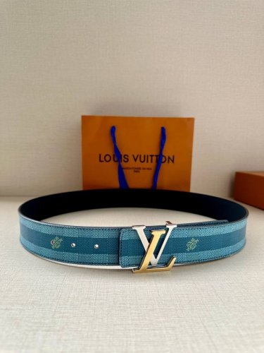 lv Shake 双面腰带结合 Monogram Eclipse 帆布与光滑牛皮革，成就两式风范。Lv Shake 搭扣拥有抛光质感和漆面效果