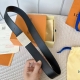特 寬度：35Mm Lv S-Lock系列 宽度3.5Cm 精致的字母板搭扣 搭配品牌專用小牛皮压横纹标识 双面用