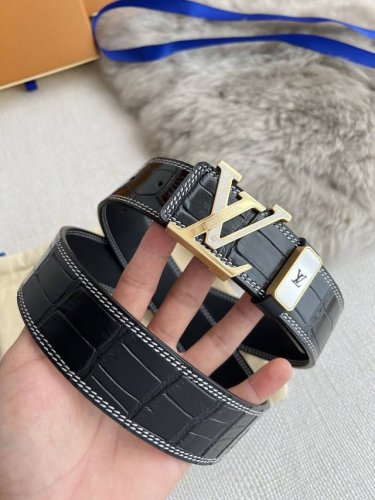 品名： Lv..路易..威登腰带皮带原单 型号：挂扣，经典纯钢材质挂扣，头层牛皮，图片实物拍摄 材料：头层牛皮，挂扣系列，纯钢材质扣头，钯镀电镀工艺永不掉色。原