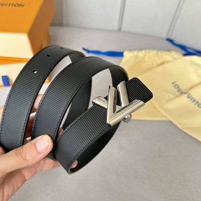 L0Uis Vuitt0N 今季新品 女士原單腰帶 寬度30毫米 经典双面小牛皮 压水波纹 搭配双色间色五金 百搭易衬款