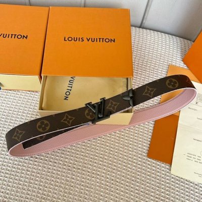 特 片裝1 寬：30Mm 驢家秋季最新品 特別限定女士腰帶 寬度3Cm 雙面可用 最新定制面料，進口小牛荔枝纹皮底，搭配精緻雙層掛扣和三葉草包頭五金。双面用