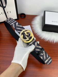 宽度3.8Cm Gucci 經典款G家花面带身 頭層皮底；搭配原單镶钻鋼扣 採用精挑細選進口頂級牛皮，手感柔軟細膩！做工精緻 商務既有時尚的男士 女士腰帶