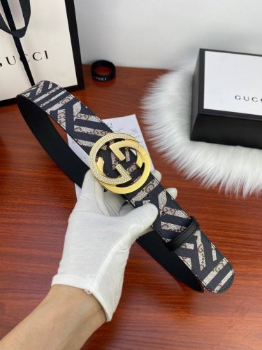 宽度3.8Cm Gucci 經典款G家花面带身 頭層皮底；搭配原單镶钻鋼扣 採用精挑細選進口頂級牛皮，手感柔軟細膩！做工精緻 商務既有時尚的男士 女士腰帶