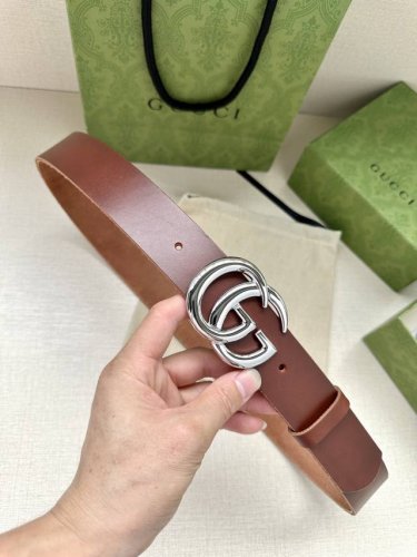 特 Gucci单层树膏皮革腰带，配有品牌标志性双G带扣。无涂层褪色皮革材质。 棕色皮革 钯金色调配件 双G带扣 搭扣：做旧复古双G扣 适用低腰和高腰两种穿戴方式