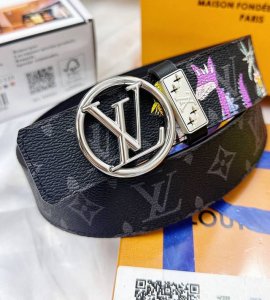 皮带：Lv..路易..顶级原单复刻. 腰带：百分百头层牛皮，保证真皮。圆形镂空24K纯钢扣涂鸦彩绘图案艺术双面可用专柜同等质量， 送人自用首选包装： 请认准如图
