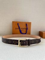 本款3.4宽腰带取材路易威登经典 Monogram 帆布，为圆润搭扣镂刻 Lv 字母 Monogram 帆布 正绒面革内衬 金属件 搭扣镂刻 Lv 字母
