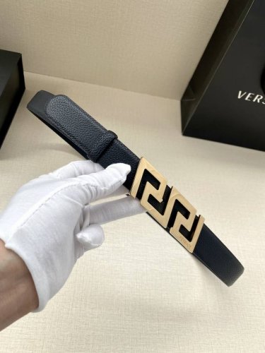 特 Versace 宽度3.0Cm 此款腰带由优质皮革制成，饰有La Greca彰显个性设计。该铆钉腰带饰有La Greca五金搭扣配件，打造Versace造型