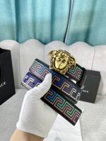 宽度4.0Cm Versace 范思哲 此款软皮腰带饰有个性3D美杜莎腰带扣 设计大胆而又百搭 双面可用 一面为单色 一面饰有新款palazzo Greca N