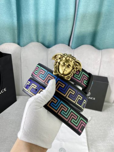 宽度4.0Cm Versace 范思哲 此款软皮腰带饰有个性3D美杜莎腰带扣 设计大胆而又百搭 双面可用 一面为单色 一面饰有新款palazzo Greca N