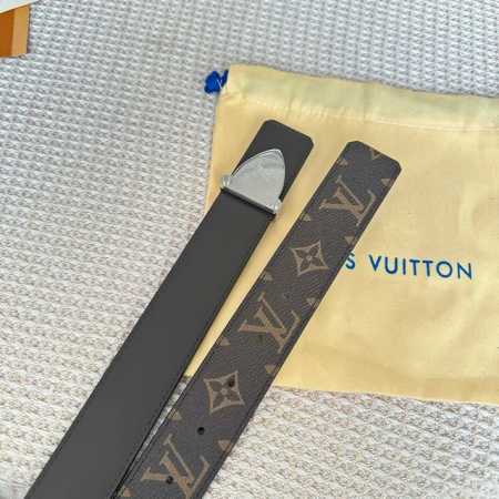 原版包裝1.0 L0Uis Vuitt0N 今季新品 男士原單腰帶 寬度35毫米 經典pvc防水面料4個花色進口小牛皮針紋做底 搭配新款五金搭扣 可雙面使用佩戴 - 点击图像关闭