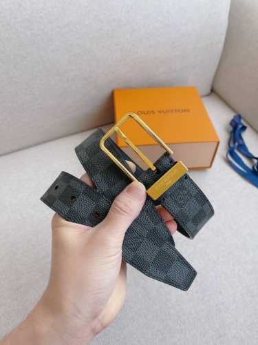 配全套包装礼盒 Lv 全新入门级款式，丰富了帆布腰带系列，同时饰有Damier Graphite格纹。Damier帆布腰带，小牛皮内衬 - 明亮镀钯黄铜搭扣 -