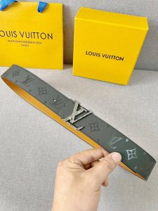 特 P210 Lv：Lv Initiales 男士双面腰带，一面为小牛头层5D彩印老花，另一面为土黄色小牛皮头层，搭配字母精品钢扣，双面可用、4.0Cm支持Nf